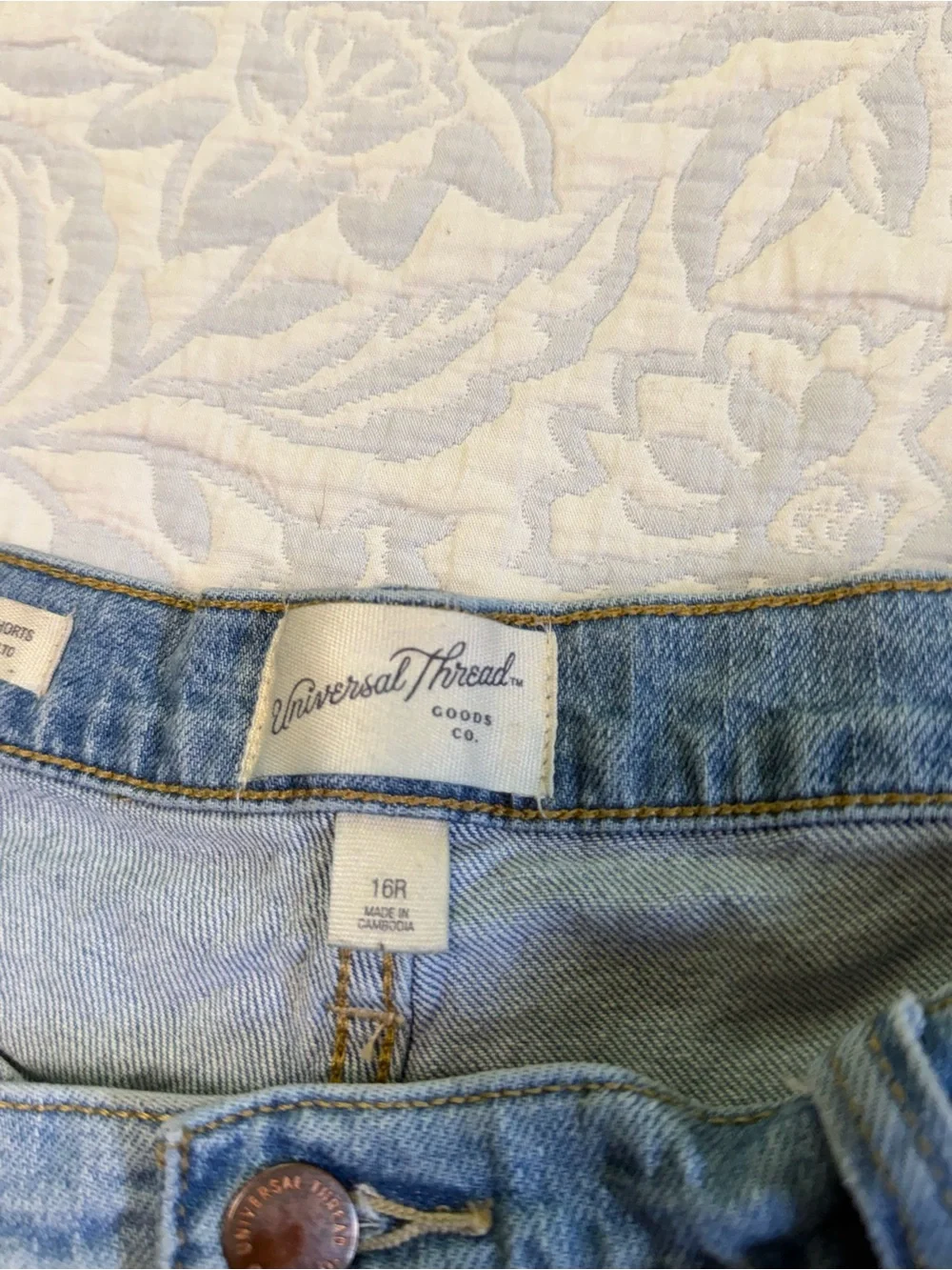 Universal Thread Sz 16 High Rise Vintage Straight ShortLight Blue Denim Raw Hem